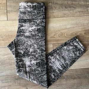 Women’s Athleta legging. Size M.